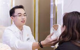 范明長醫生正在為病人診病。