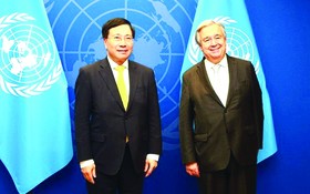 越南政府常務副總理范平明（左）與聯合國秘書長古特雷斯。