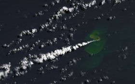 這座全新出現島嶼位在西南太平洋，此處有大量海底火山。（圖／翻攝自NASA Earth Observatory）
