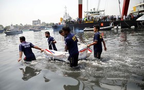 孟加拉渡船與貨輪相撞造成沉船事故，乘客屍體不斷被打撈上岸。（圖／路透）