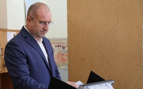 10月2日，保加利亞總統拉德夫在索非亞一處投票站投票。（圖：新華社）