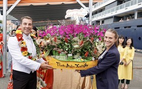 遊輪代表接受市旅遊部門贈送題為“一帆風順”信息的鮮花。