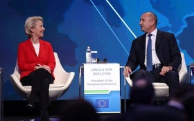 歐盟委員會主席馮德萊恩（左）和保加利亞總統拉德夫，週六出席希臘-保加利亞天然氣管道商業運營啟動儀式。 （圖：路透社）