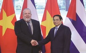 古巴總理曼努埃爾‧馬雷羅‧克魯斯與越南政府總理范明政。（圖：越通社）