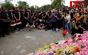 阿雷馬隊球員及官員10月3日到坎朱魯漢體育場外，哀悼在騷亂及踩踏事件中喪命的人。（圖：推特）