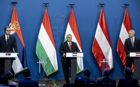 左起：塞爾維亞總統武契奇、匈牙利總理歐爾班及奧地利總理內哈默，出席聯合記者會。（圖：AFP）
