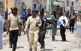 圖為 8月21日，警察在索馬里摩加迪沙遇襲酒店附近警戒。（圖：新華社）