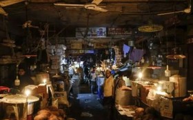 孟加拉發生大停電，市集陷入一片漆黑。（圖：AP）