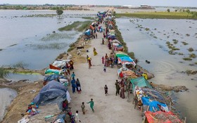 巴基斯坦信德省一個被洪水淹沒的住宅區。（圖：聯合國）