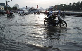 每逢潮汛高漲時第七郡陳春纂街道往往嚴重受淹。（圖：市黨部新聞網）