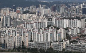 從首爾汝矣島63大廈瞭望的市區公寓。（圖：韓聯社）