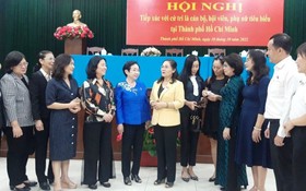 市人民議會主席阮氏麗與婦女代表交談。（圖：阮元）