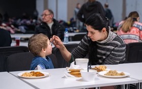 圖為在波蘭華沙，一名烏克蘭婦女在餵自己的孩子吃飯。（圖：新華社）