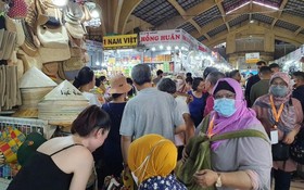 國際遊客對濱城市場工藝品店鋪擺賣的產品很感興趣。（圖：秀苑）