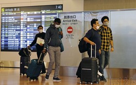 10月11日，旅客從海外抵達東京羽田機場。（圖：共同社）