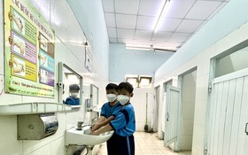 黎廷政小學校的學生在衛生間區洗手。