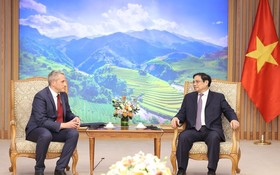 政府總理范明政與巴拉維庫大使交談。（圖：越通社）
