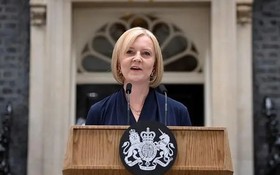 9月6日，特拉斯在倫敦首相府門前發表就任英國新首相以後的首次演講。（圖：路透社）