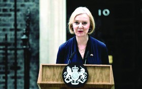 10月20日，特拉斯在倫敦唐寧街10號首相府門前宣佈辭去英國首相職務和保守黨黨首職務。