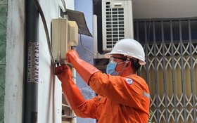 電工在租房子區檢查電力設備。