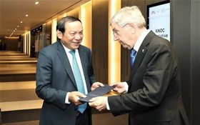 文體與旅遊部長阮文雄（左）會見國際奧委會 主席巴赫。