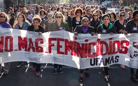 乌拉圭妇女上街游行，呼吁制止暴力侵害妇女行为。