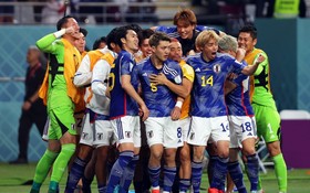 日本球隊慶祝進球。