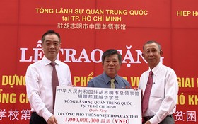 中國駐胡志明市總領事吳駿（左一）代表向芹苴越華學校捐贈第二階段建設經費。   