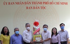 市人委會副主席吳明州（左三）向該處贈送春節禮物。