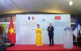 尼古拉斯•沃納裡大使向阮氏芳草女士頒授法國國家榮譽勳位勳章。