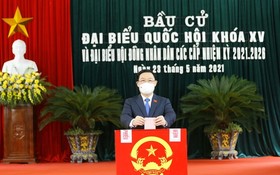 國會主席王廷惠在海防市投票。(圖源：越通社)