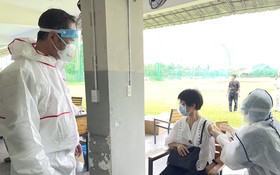 中國駐本市總領事吳駿（左一）關心中國同胞接種疫苗。