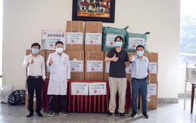 本市中國商會理事會代表向震興醫科大學醫院捐贈醫療物資。