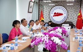 本市中國商會接到雒鴻大學中國語言系求助後召開理事會議認捐助學金。