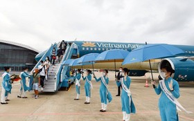 迎接國際遊客返回越南。