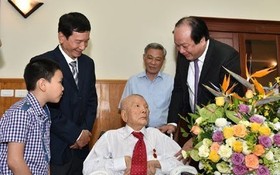 政府辦公廳主任梅進勇部長於2017年探望阮崑同志。(圖源：政府辦公廳)