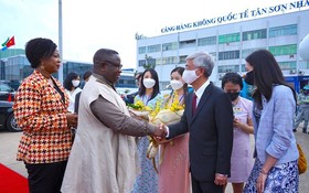 市人委會副主席武文歡與塞拉利昂總統握手再見。