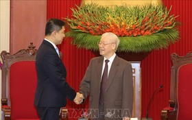 黨中央總書記阮富仲接見新加坡國會議長陳川仁。
