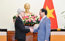 外交部長裴青(右)與美國副國務卿溫迪.露絲.舎曼。