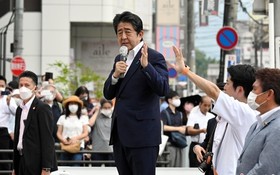 日本前首相安倍晉三在遭遇槍擊前，正在進行街頭演講。