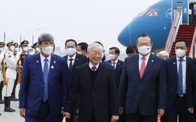 阮富仲總書記與越南高級代表團抵達北京。