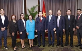 越南國會主席王廷惠與雙方代表合影。