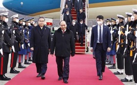 國家主席阮春福與代表團抵達韓國首都首爾軍用機場。