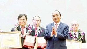 Vietnamese S&T intellectuals must contribute more to country’s growth: President