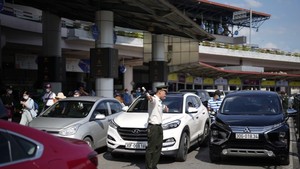 Noi Bai Airport gets congested due to high volume of private vehicles
