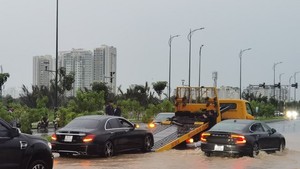 Torrential rain causes traffic chaos, flooding in HCMC 