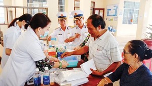 Over 300 needy fishermen receive gifts, free medical examination 