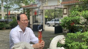 City delegation offers incense at historical site in Hoc Mon District