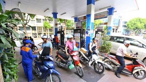 Petrol prices rise by over VND400 per liter