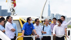 Secretary Nguyen Van Nen and experts, researchers are conducting an inspection on Saigon River. (Photo: SGGP)